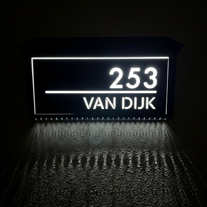 Modern huisnummerbord met solarverlichting – volledig personaliseerbaar