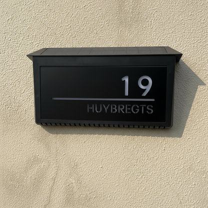 Modern huisnummerbord met solarverlichting – volledig personaliseerbaar